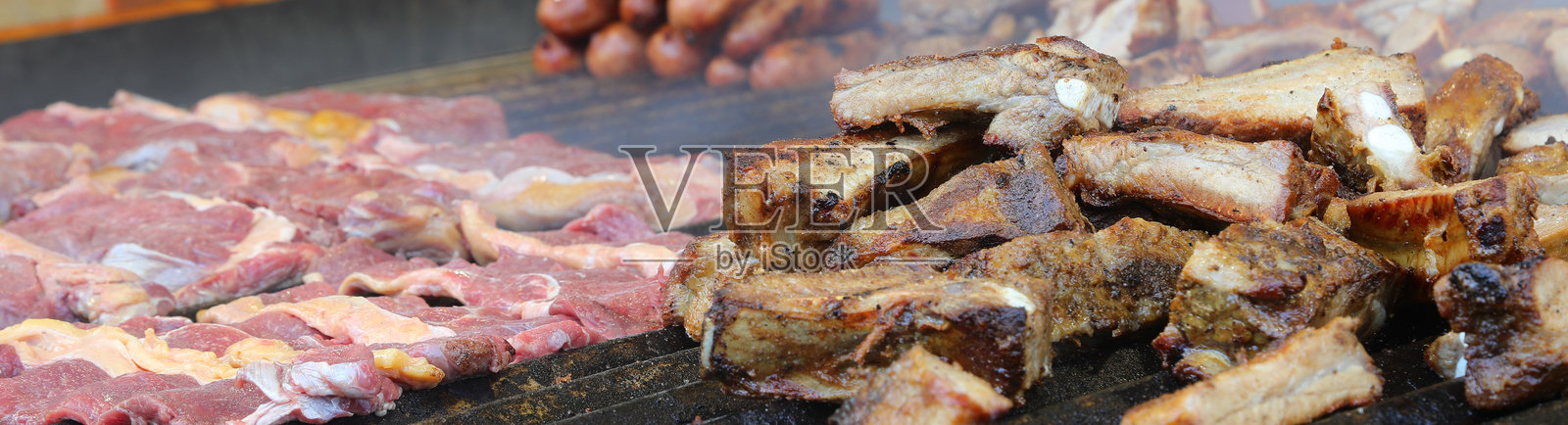 餐厅厨房里烤制的猪肉和牛肉照片摄影图片