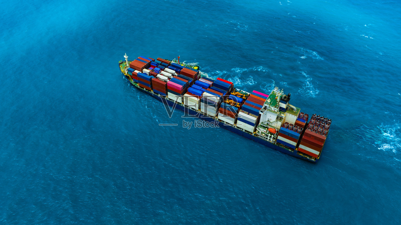 货运运输系统的货船集装箱鸟瞰图。国际运输进出口业务，物流，运输行业概念。照片摄影图片