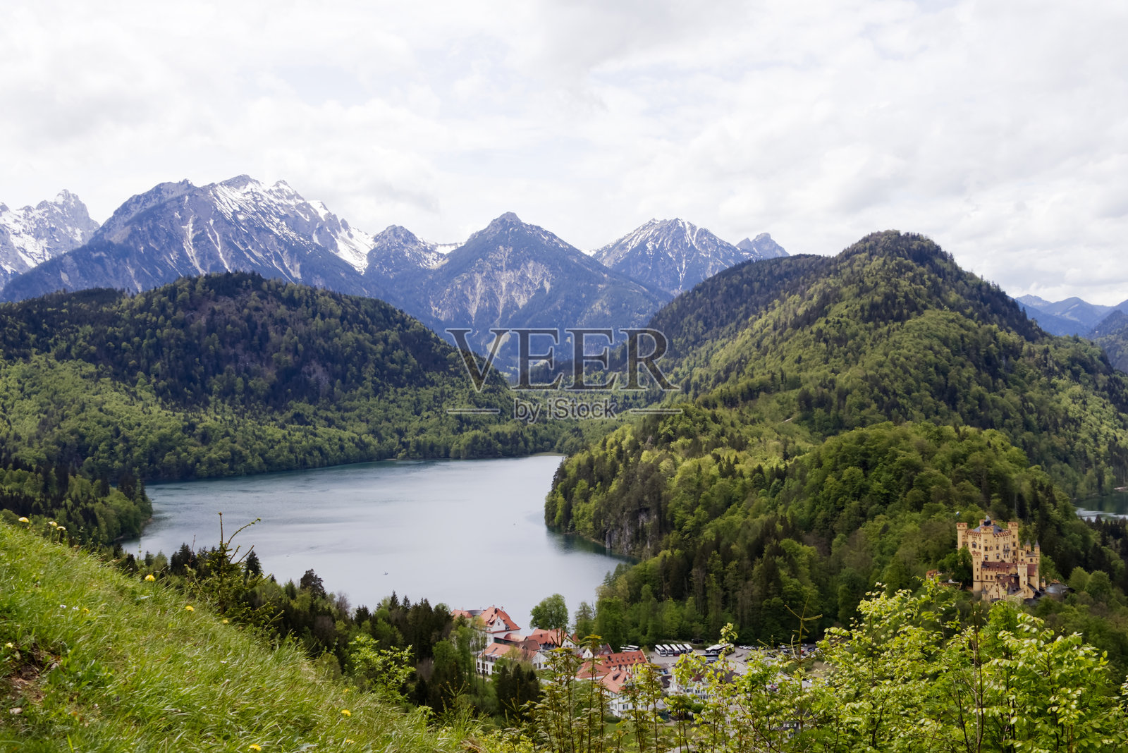 阿尔卑斯山背景下的山湖景观，旁边是霍亨施旺高城堡 2024年5月5日照片摄影图片