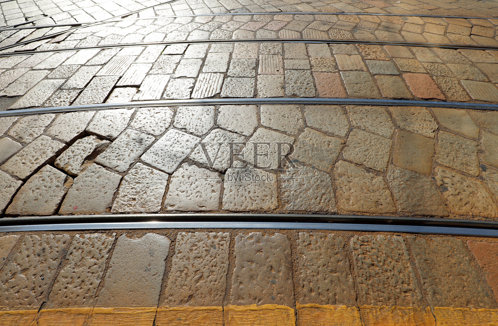 城市广场上的电车轨道与大理石块，象征着旅行与交通的概念照片摄影图片