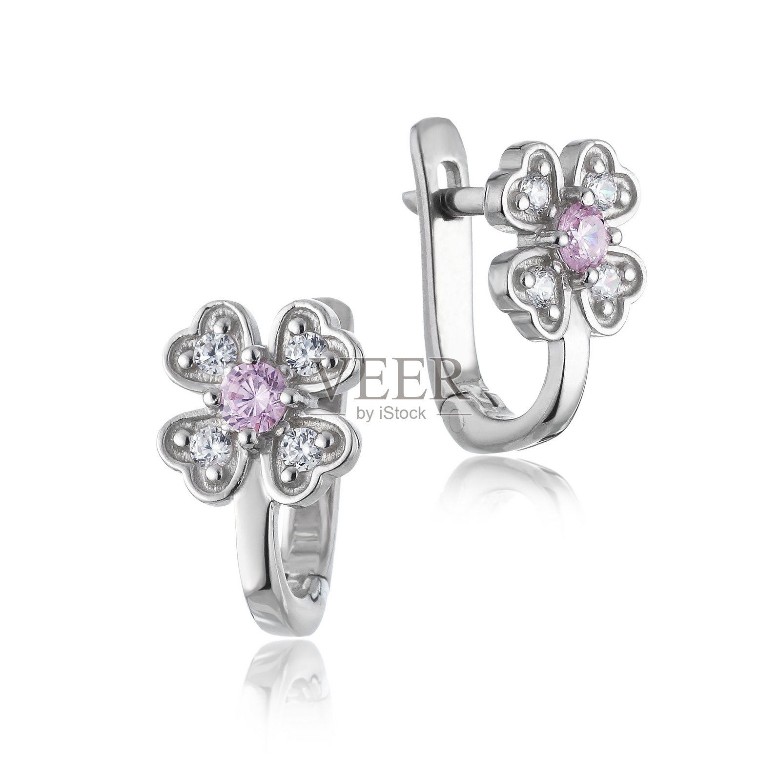 白色背景上的银色耳环反射效果照片摄影图片