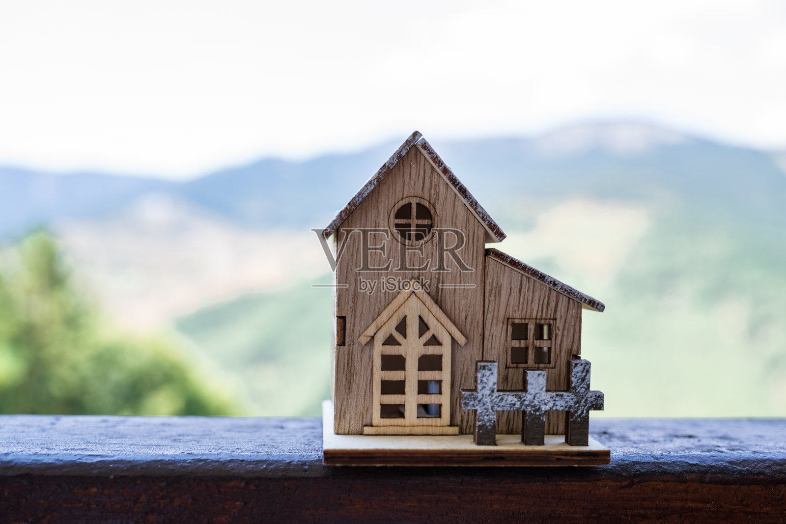 冬季山中的一座乡村木屋。留白空间。照片摄影图片