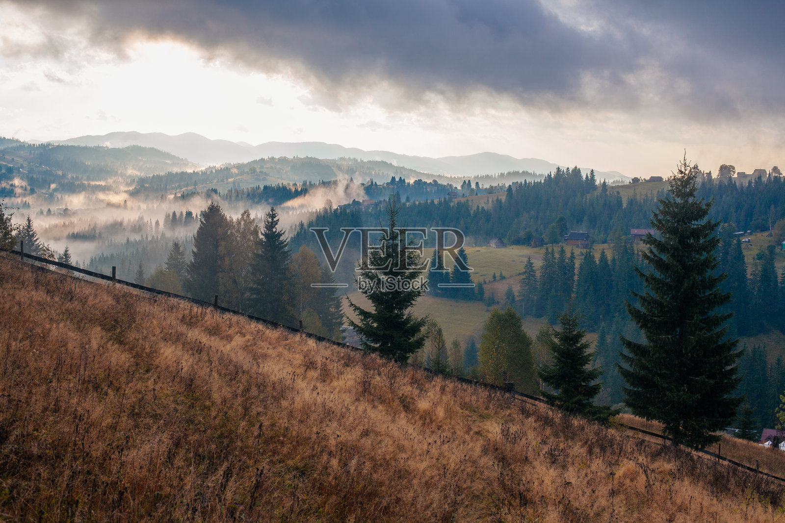 乌克兰喀尔巴阡山脉的晨雾日出照片摄影图片