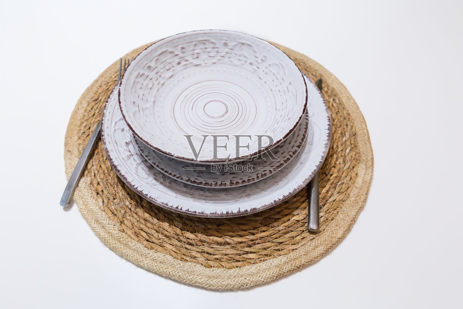 一套白棕色的餐具和餐刀叉放在白色桌子上照片摄影图片