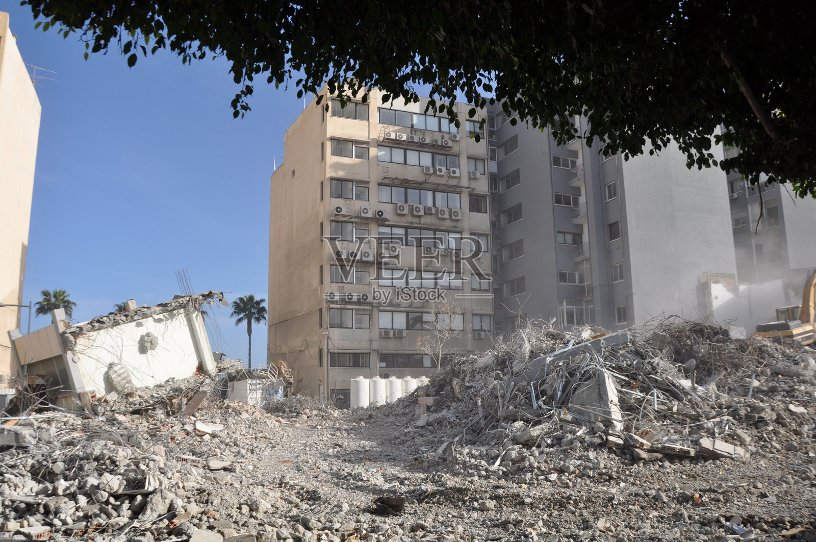 建筑拆除现场的挖掘机照片摄影图片