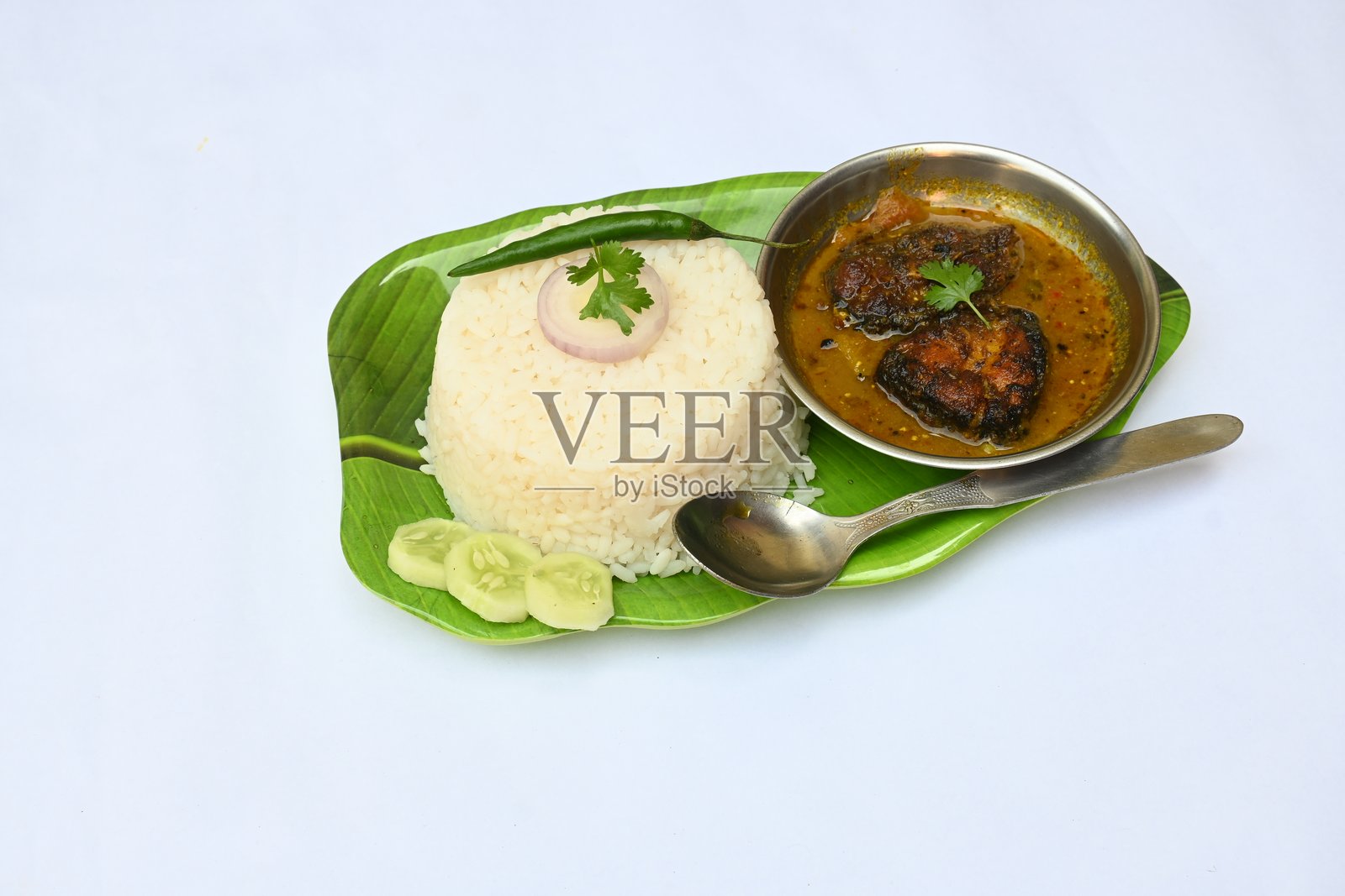 鱼咖喱配米饭。照片摄影图片