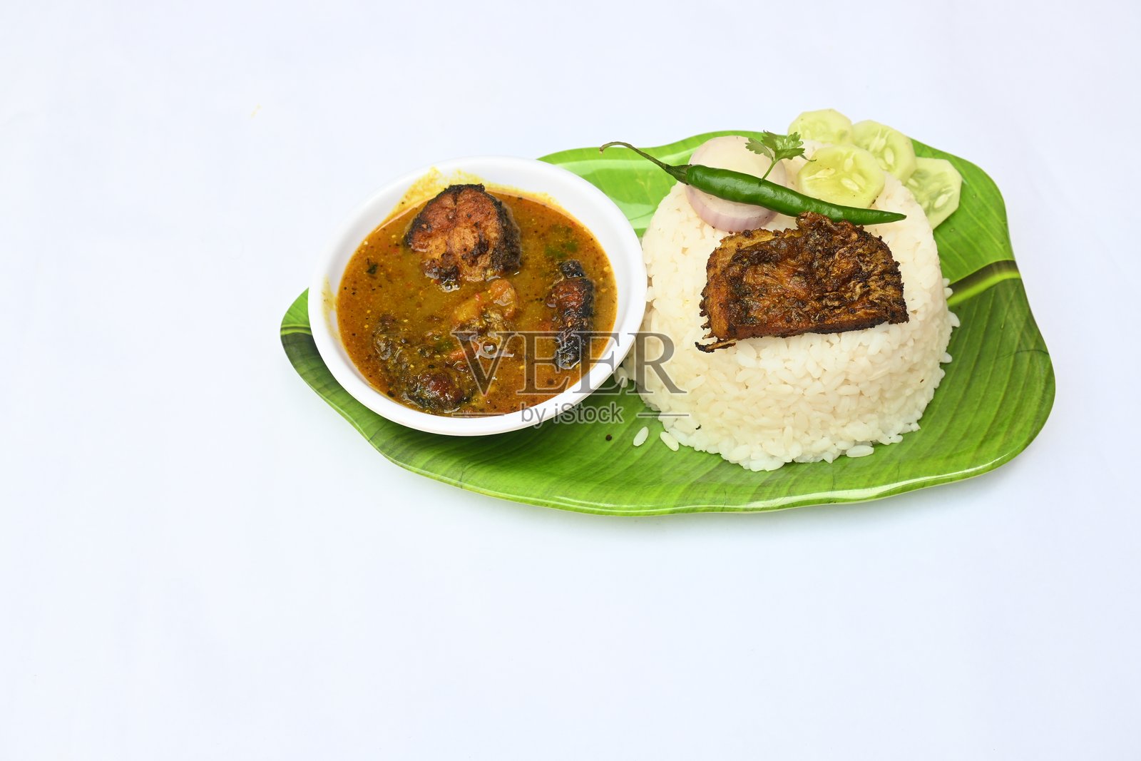 鱼咖喱配米饭。照片摄影图片