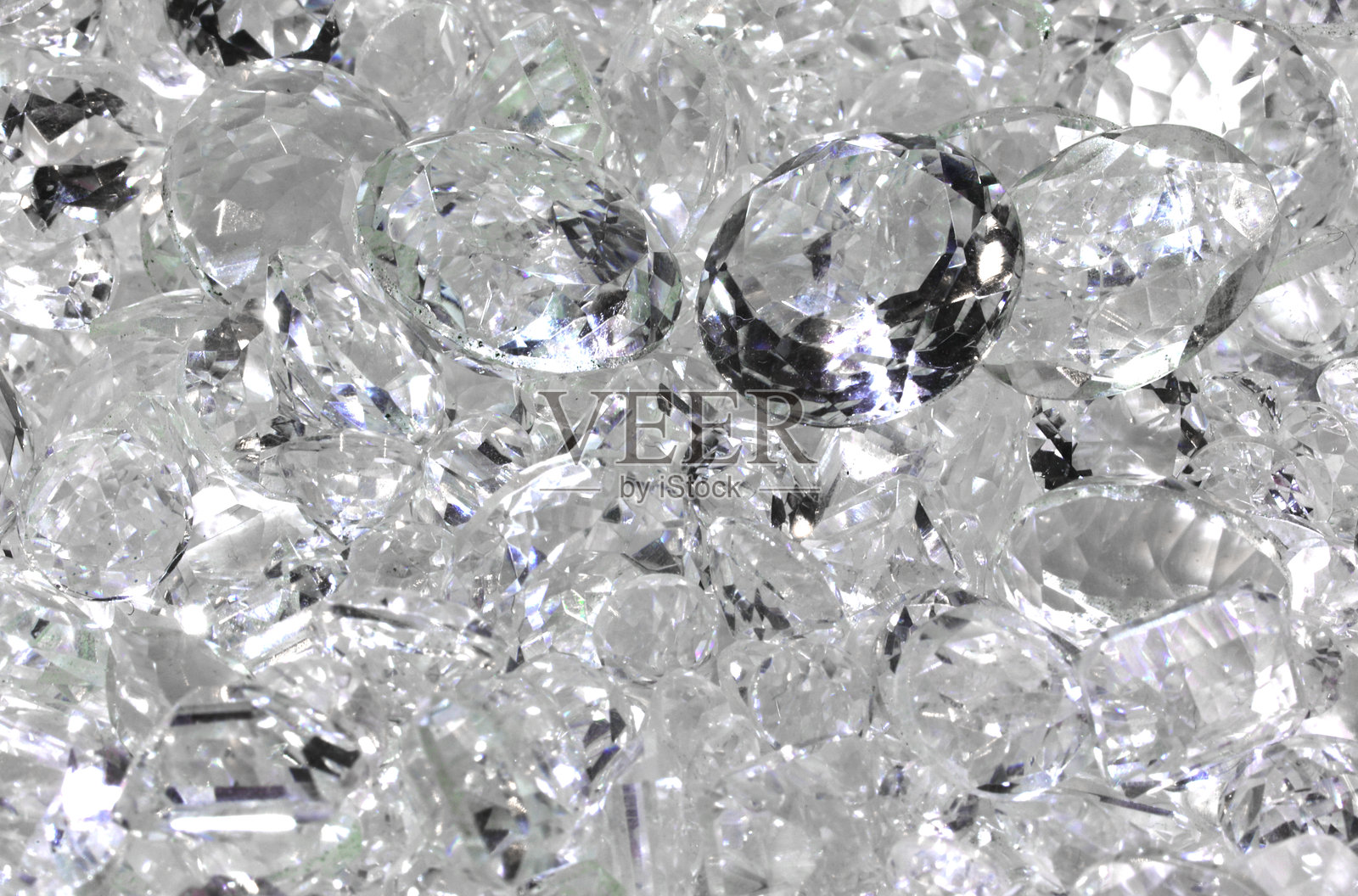 白色钻石的背景非常适合传达奢华概念的背景图。照片摄影图片