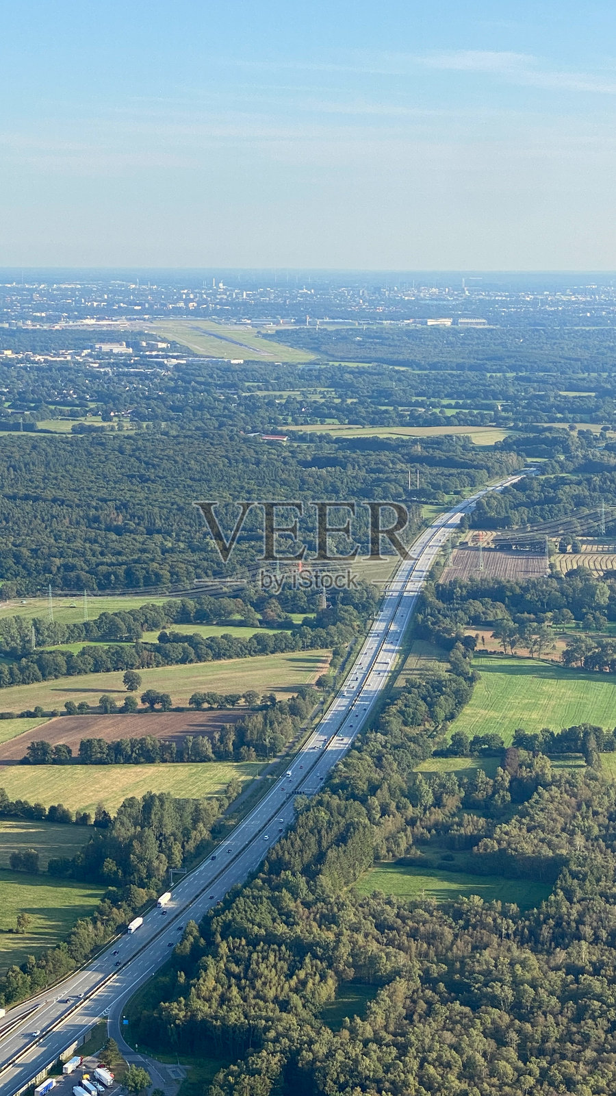 绿色乡村风景中的高速公路空中美景照片摄影图片