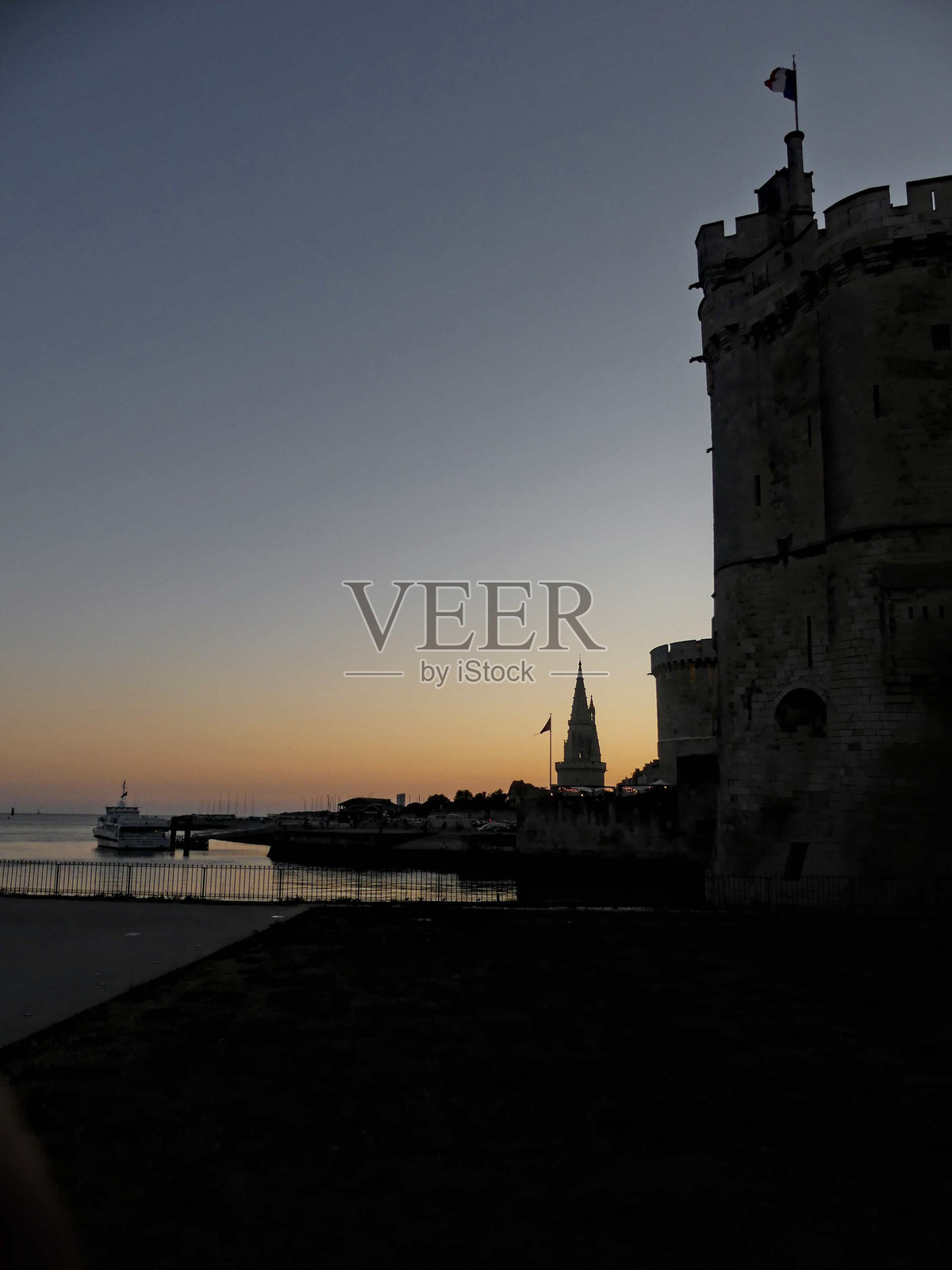 绝美的日落 - 拉罗谢尔著名塔楼的景观照片摄影图片