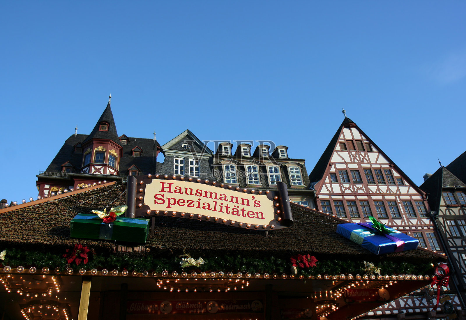 法兰克福罗梅尔的老建筑和圣诞摊贩的标志照片摄影图片