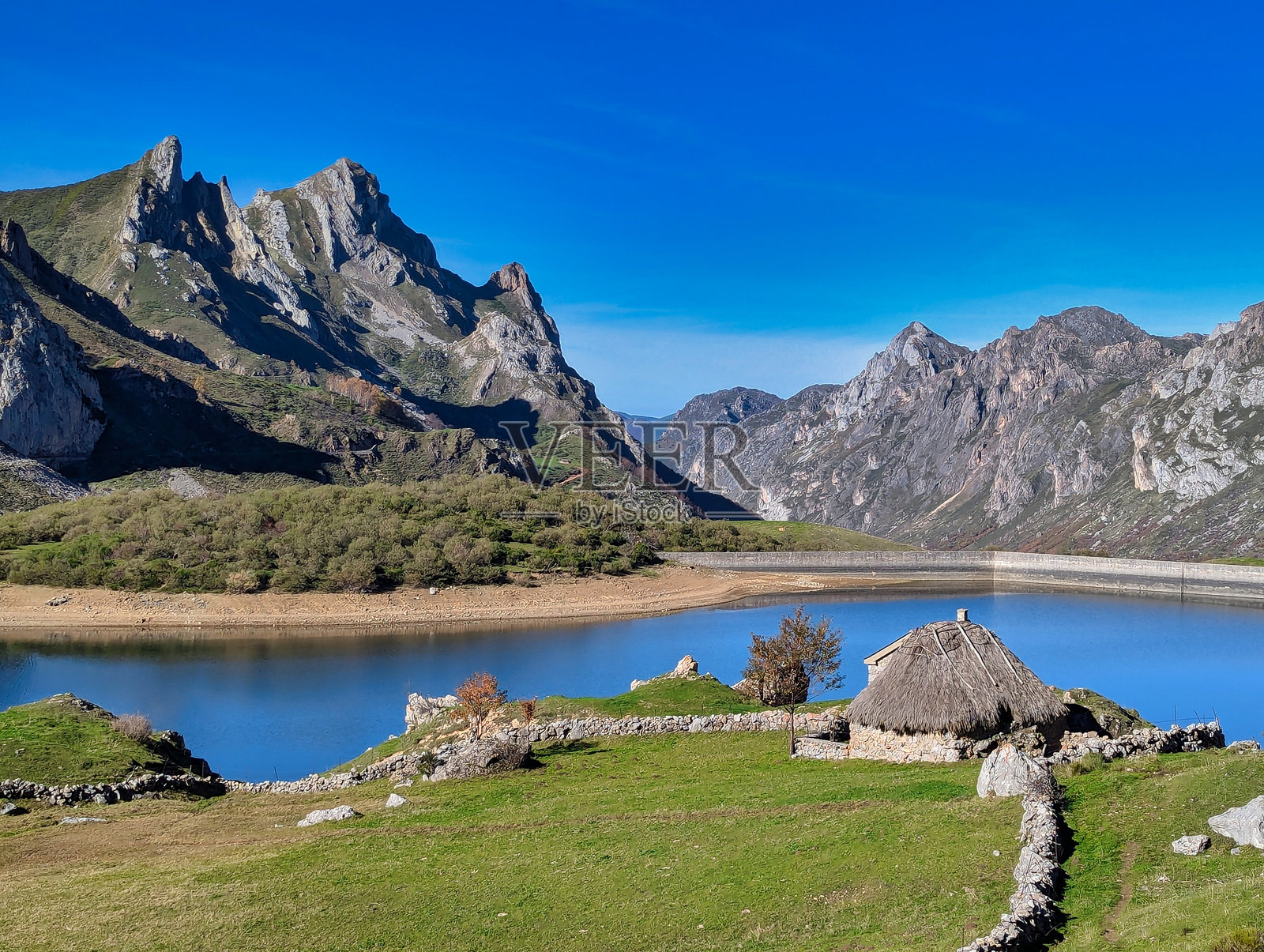 孤独的小屋位于西班牙阿斯图里亚斯的索米耶多自然公园和生物圈保护区的拉戈·德尔·瓦耶湖旁边，欧洲照片摄影图片