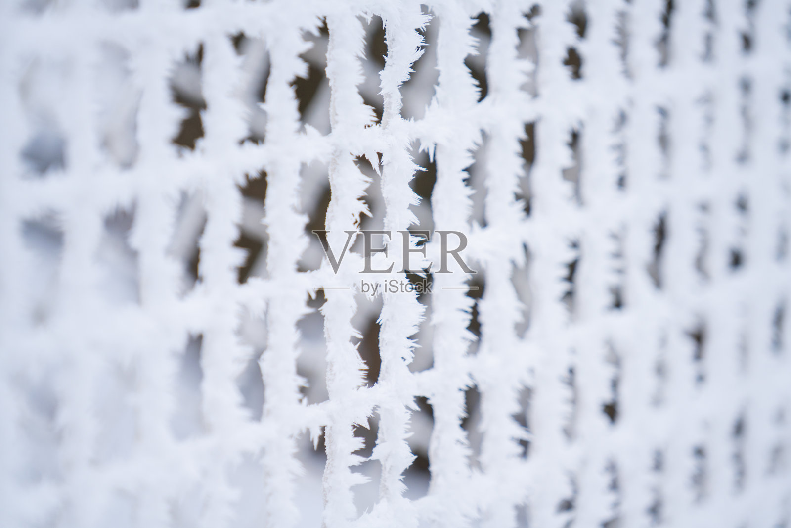 雪覆盖的围栏特写。冬季背景照片摄影图片