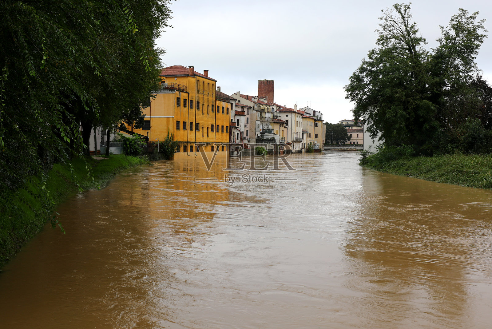 维琴察市巴基廖内河洪水，暴雨成灾照片摄影图片
