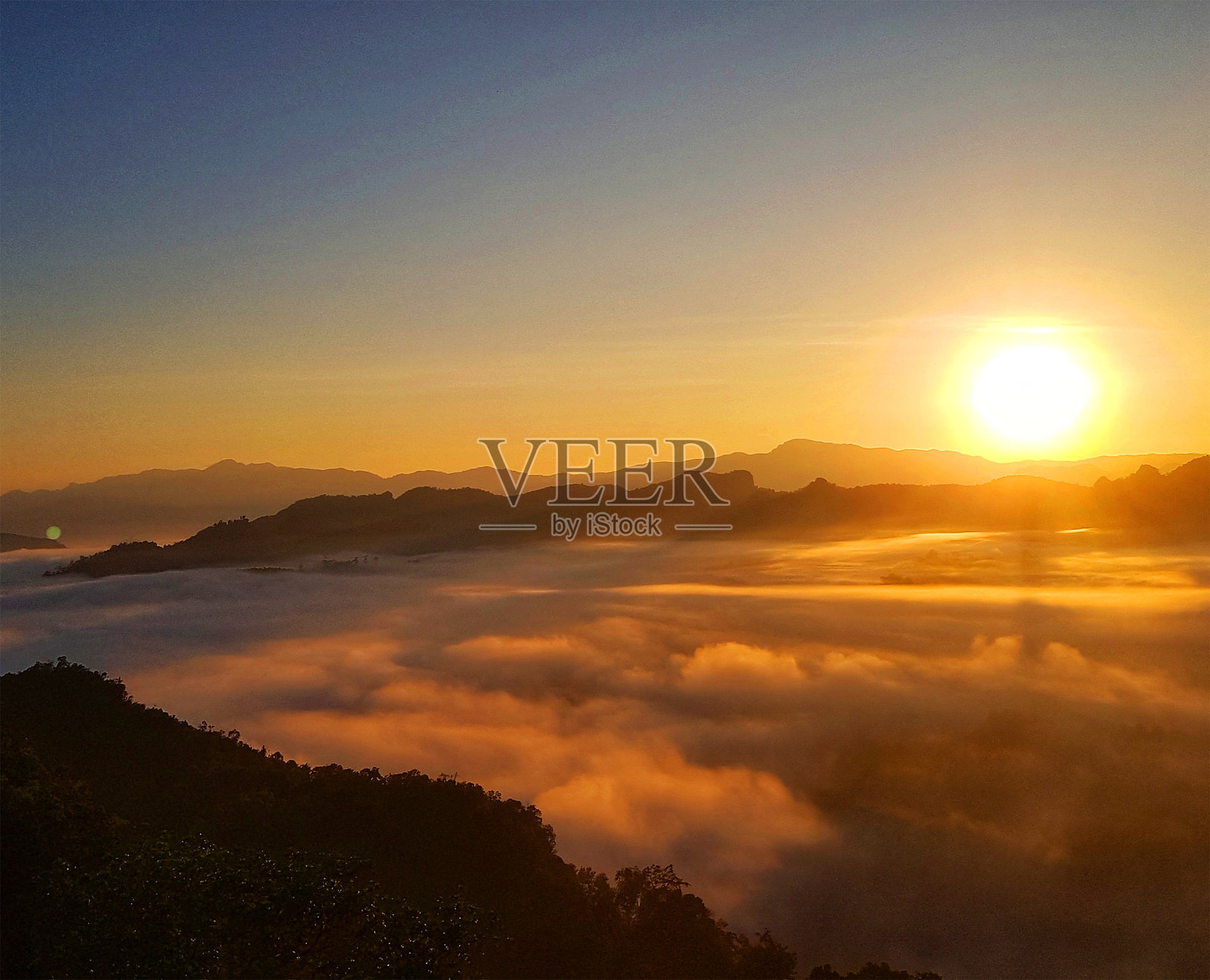 美丽的日出风景，山间日落，充满希望与阳光，日出日落的美丽景色照片摄影图片