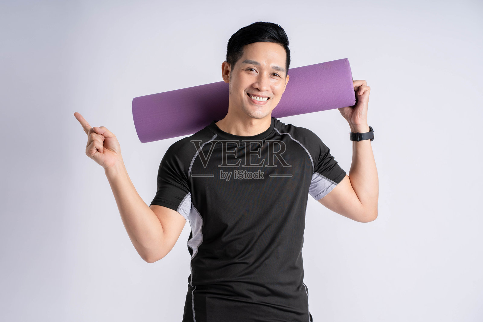 穿着运动服的男子在白色背景前摆姿势的肖像照片摄影图片