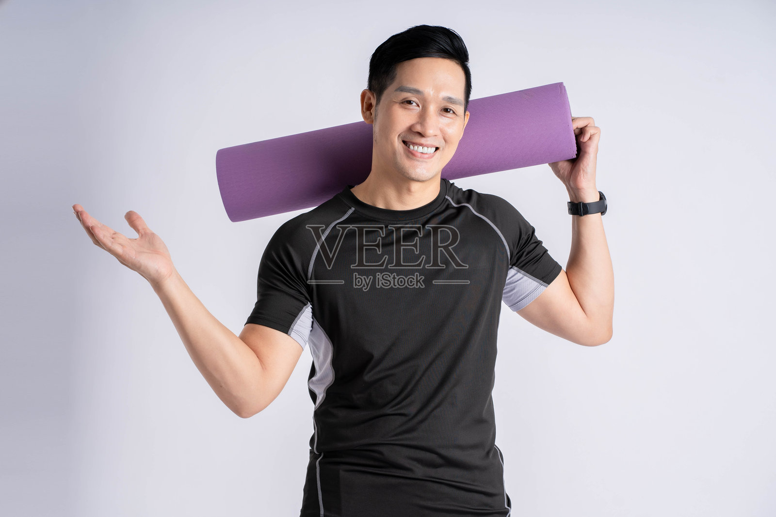 穿着运动服的男子在白色背景前摆姿势的肖像照片摄影图片