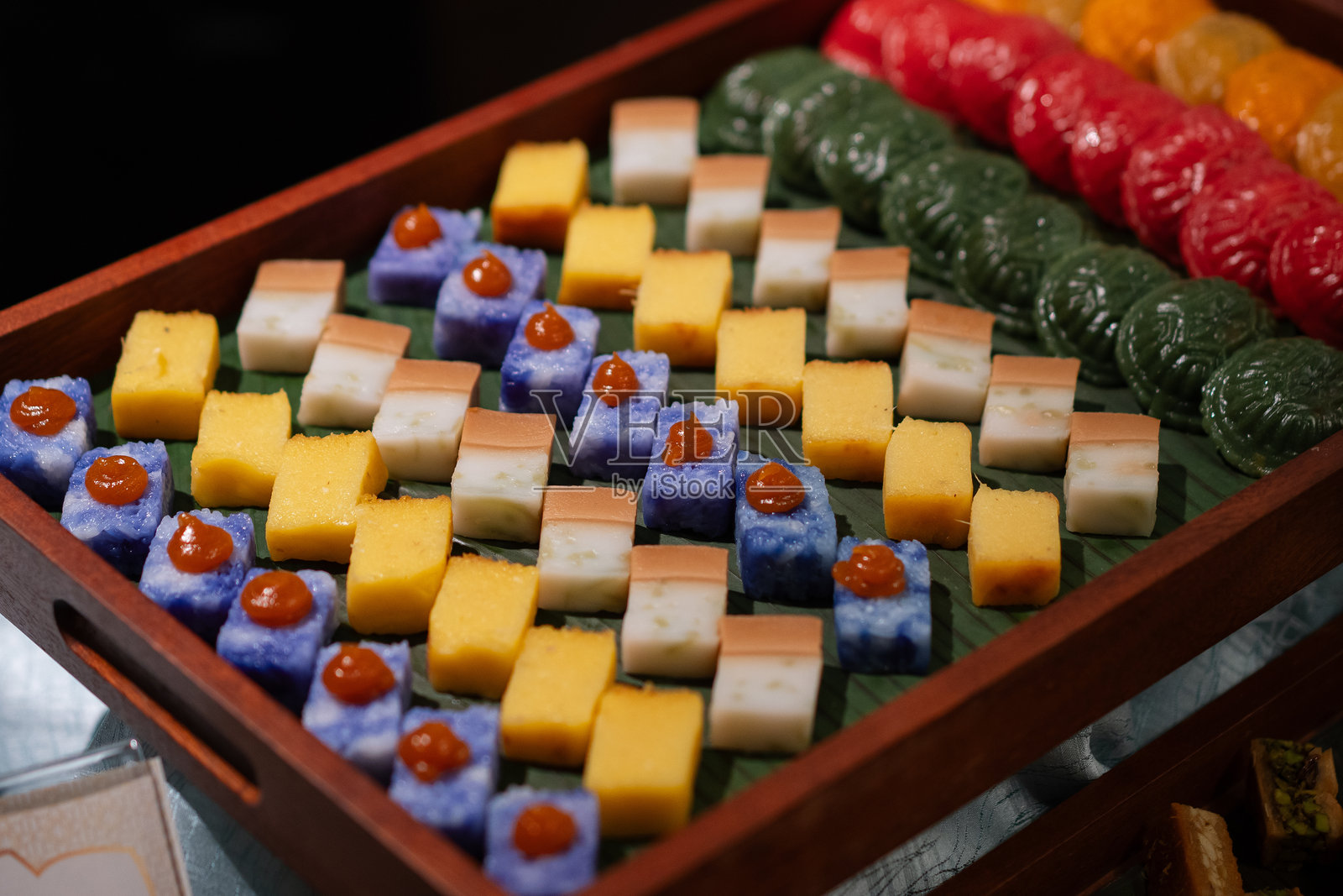 娘惹糕，一种马来西亚特色的甜点拼盘。自助餐概念。照片摄影图片