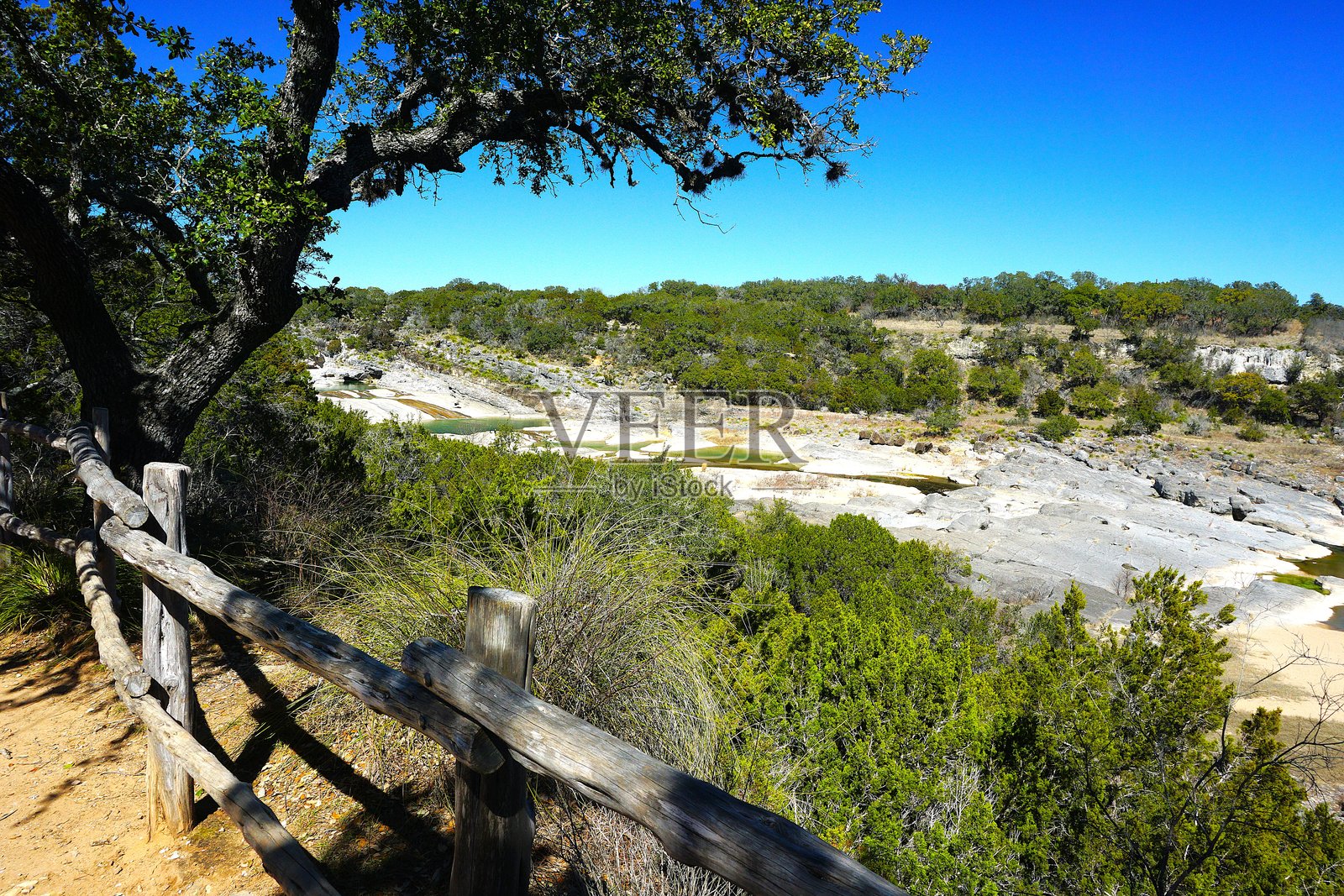 佩德纳莱斯河在德克萨斯州特拉维斯县的佩德纳莱斯瀑布州立公园流动、侵蚀并切割希尔乡石灰岩，形成了壮观的水池、瀑布和泉水。照片摄影图片