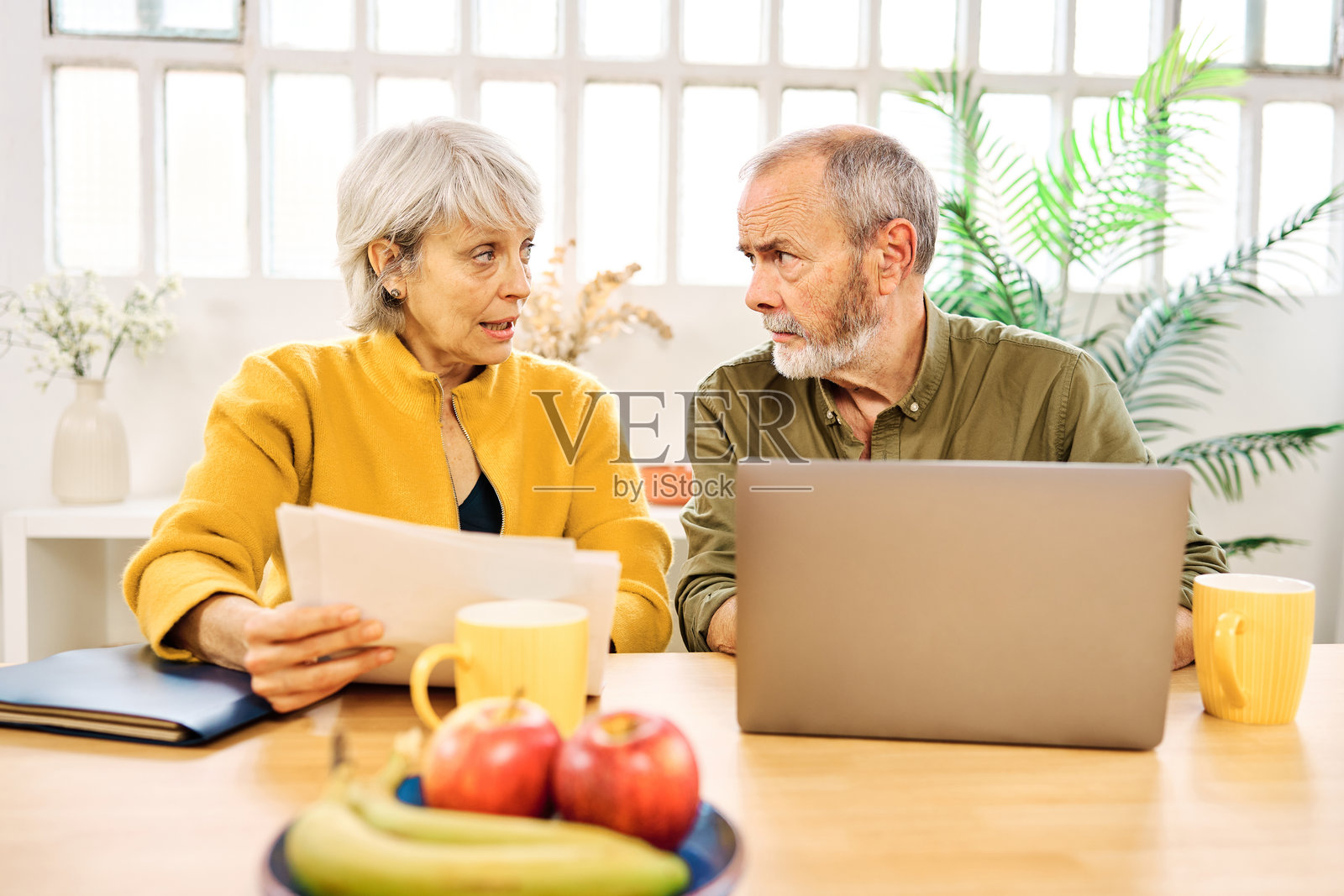 老年夫妇在家讨论财务并使用笔记本电脑照片摄影图片