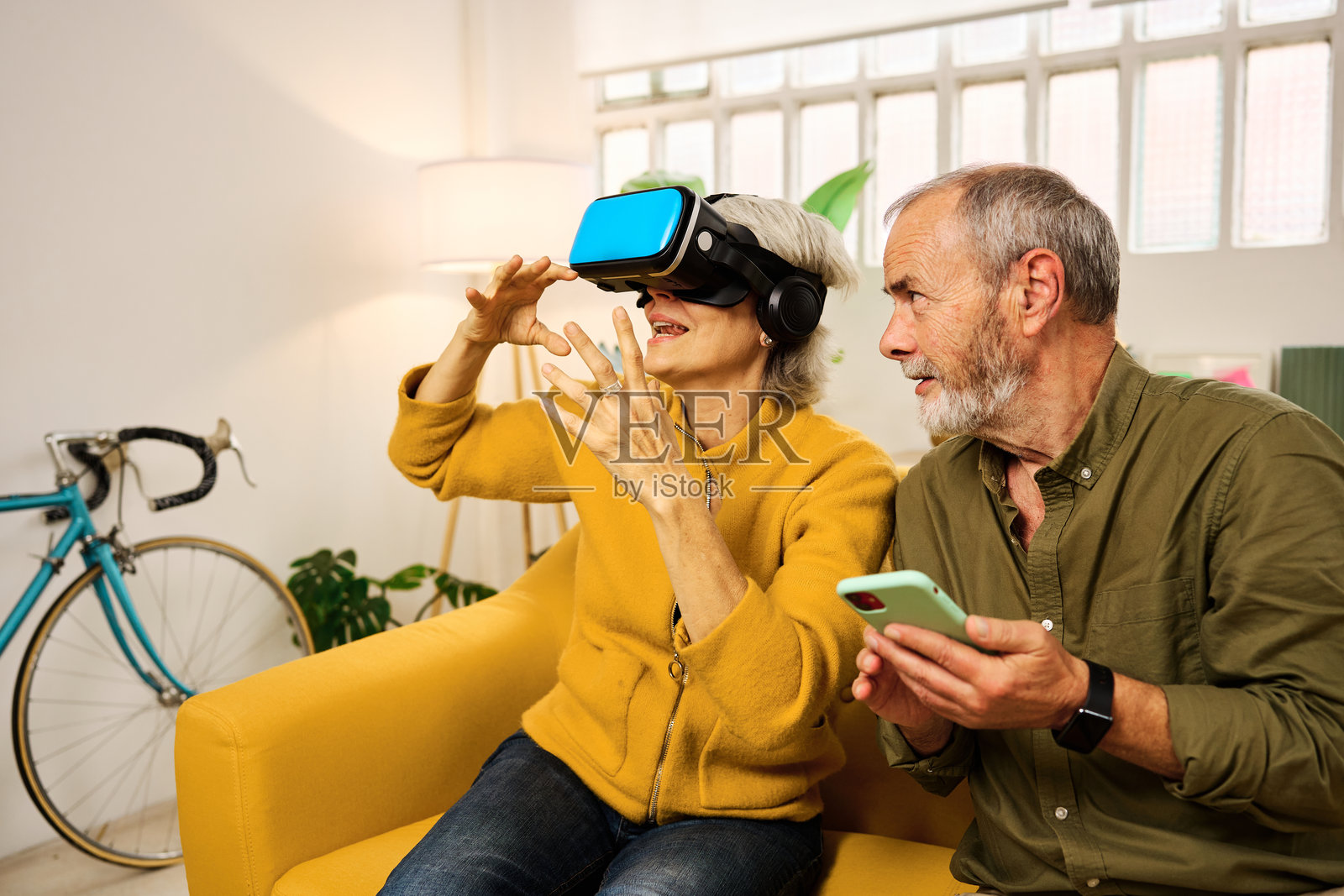 老年夫妇在家中体验虚拟现实照片摄影图片