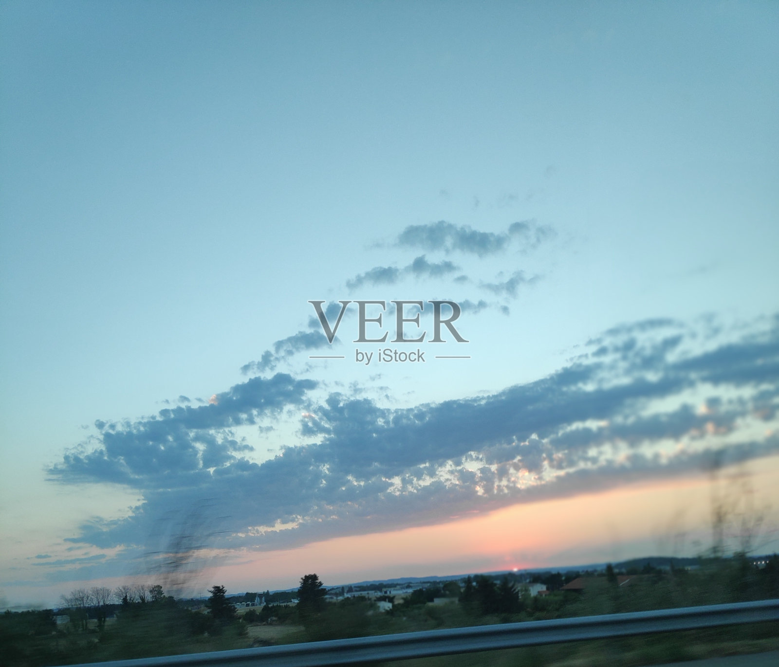 高速公路上的黄昏天空景观，展现出动感氛围照片摄影图片