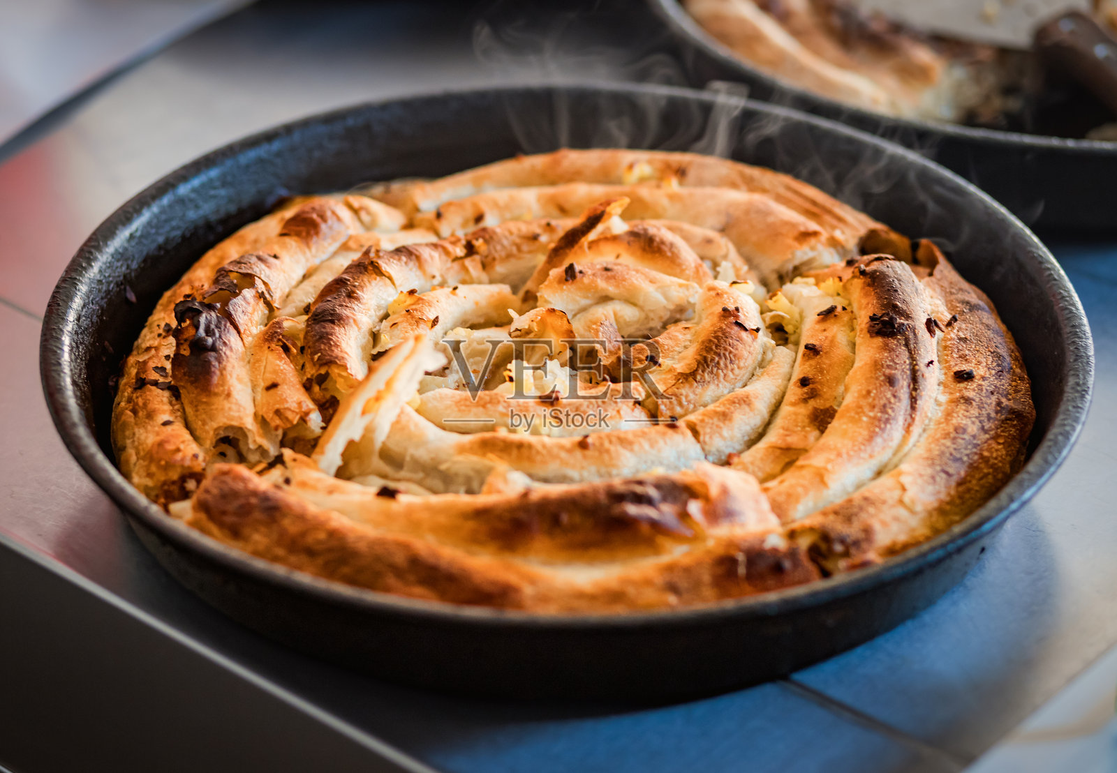 自制的皮塔饼，新鲜出炉于手工烤箱中照片摄影图片