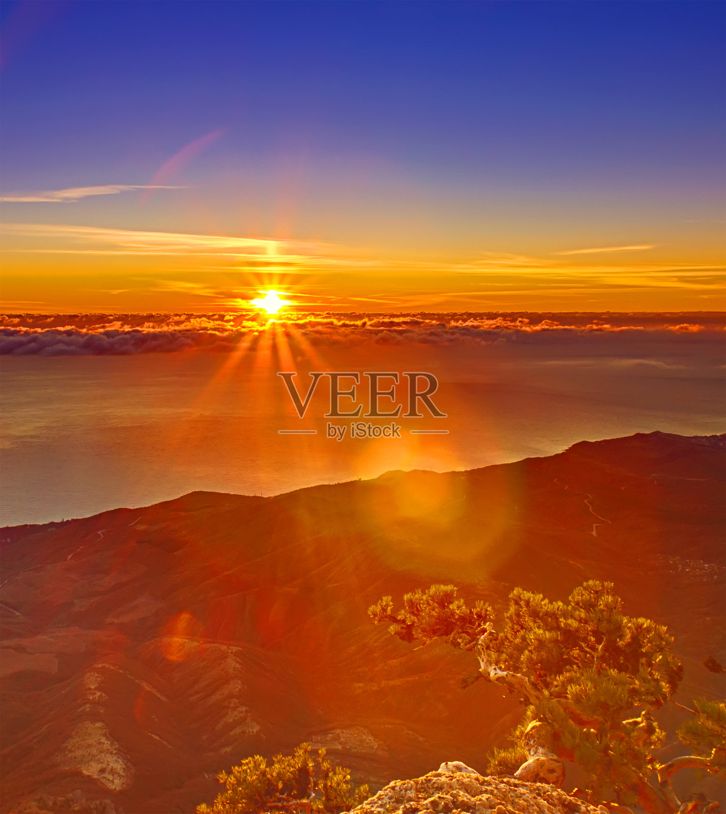 美丽的日出风景，山间日落，充满希望与阳光，日出日落的美丽景色照片摄影图片