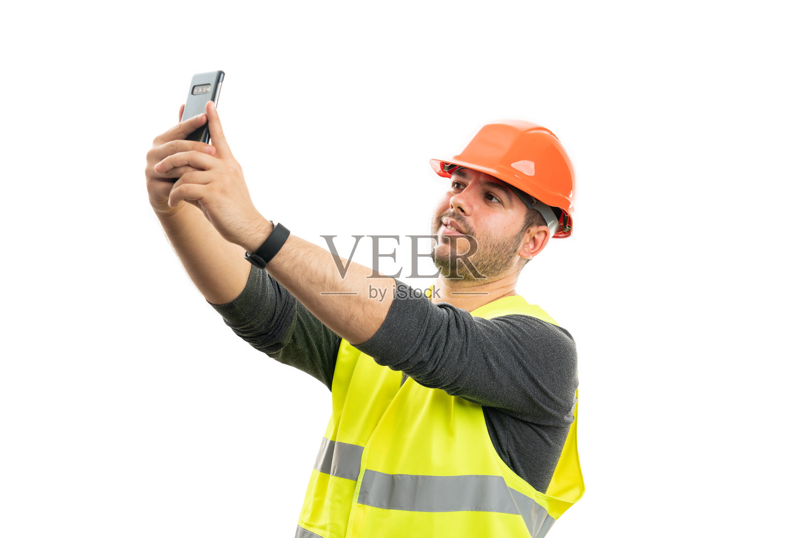 微笑的建筑工人用智能手机自拍照片摄影图片