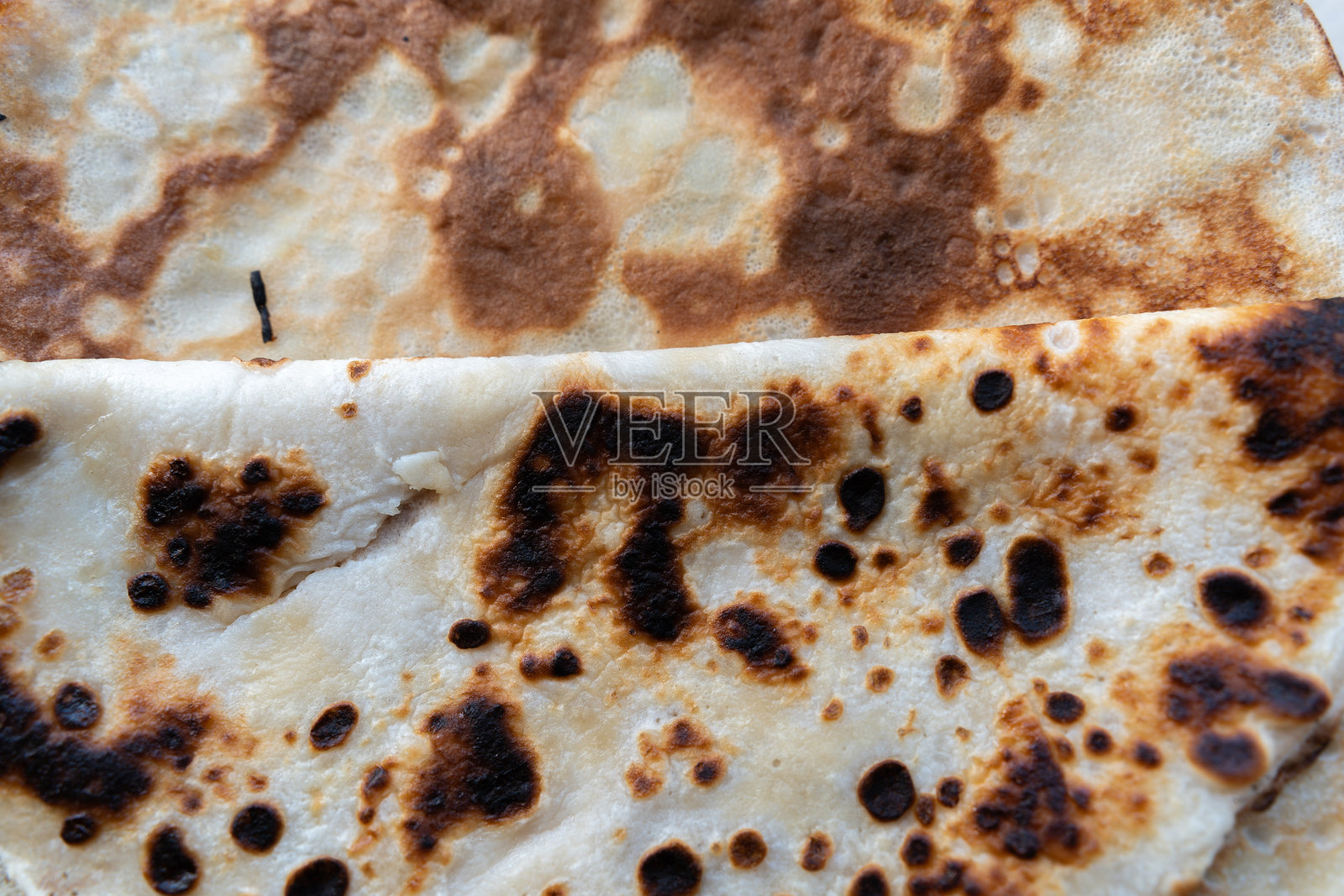 自制煎饼的特写，展现其质感照片摄影图片