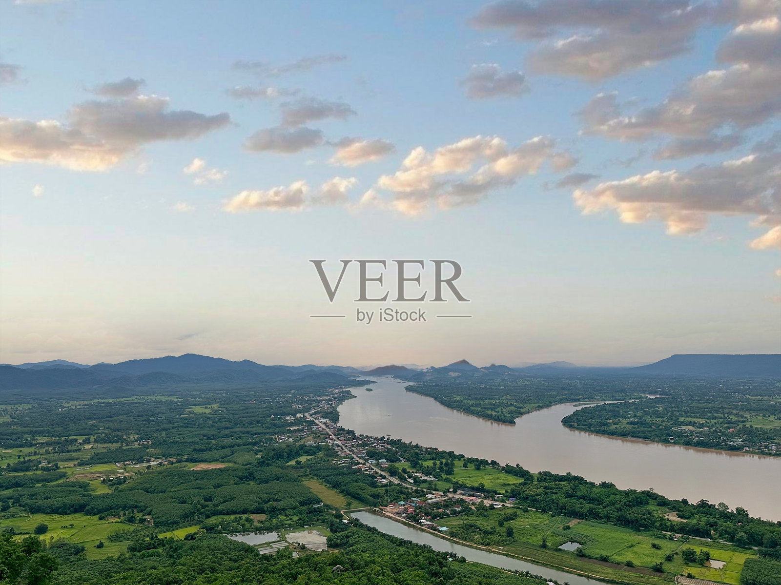 森林山脉和河流的鸟瞰图照片摄影图片