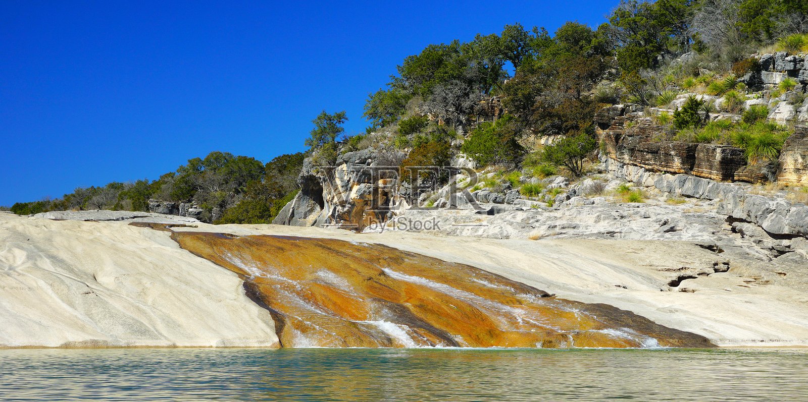 佩德纳莱斯河在德克萨斯州特拉维斯县的佩德纳莱斯瀑布州立公园流动、侵蚀并切割希尔乡村的石灰岩，形成了壮观的水池、瀑布和泉水。照片摄影图片