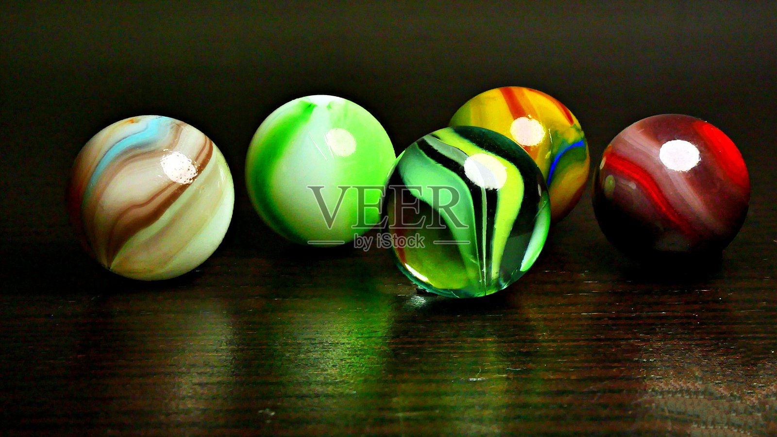 一组五颜六色的弹珠照片摄影图片