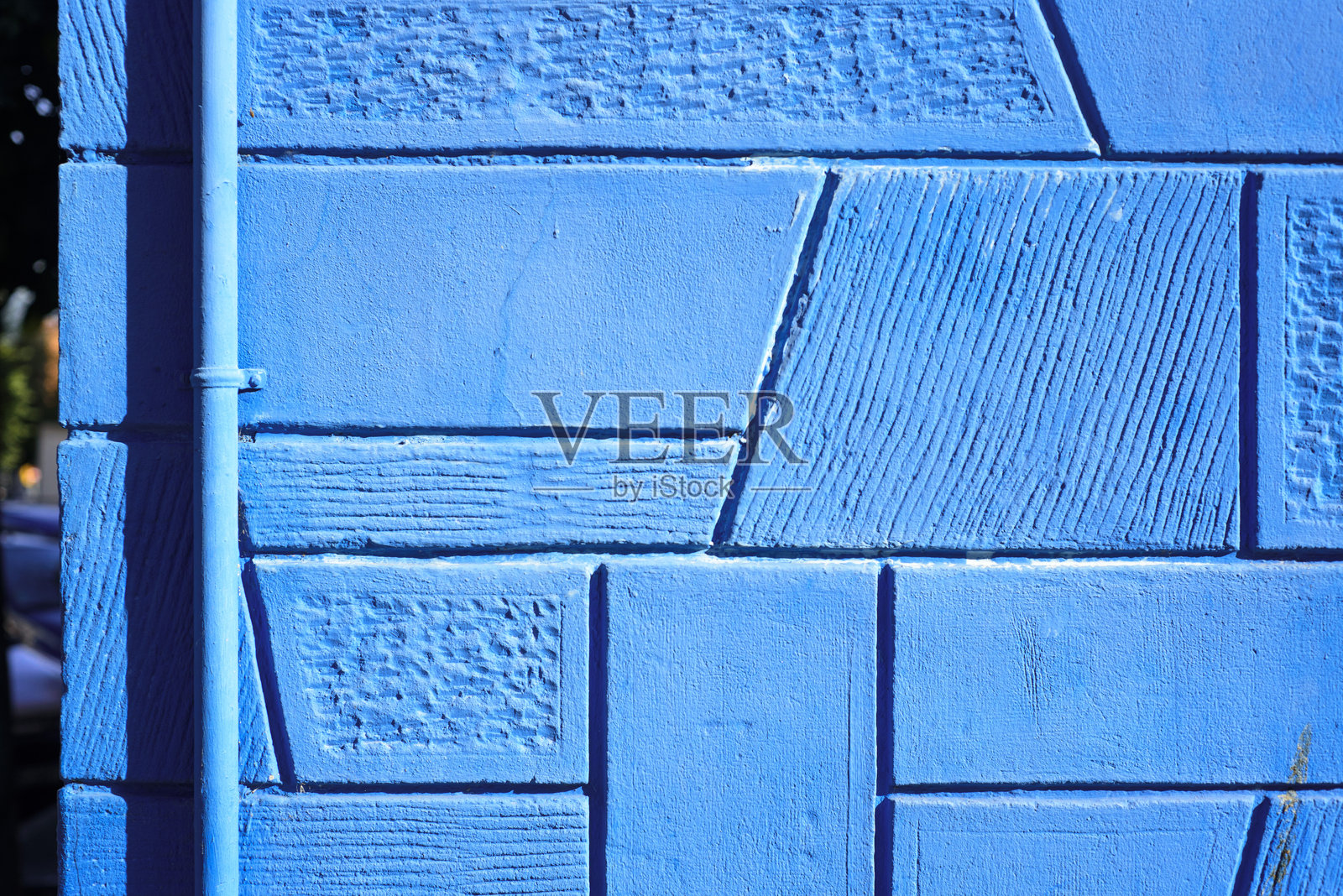 蓝色涂料墙上的几何构成浮雕照片摄影图片