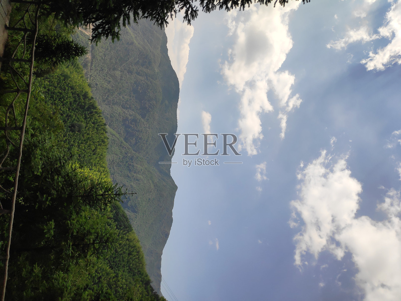 山脊在柔和的多云天空下的轮廓照片摄影图片