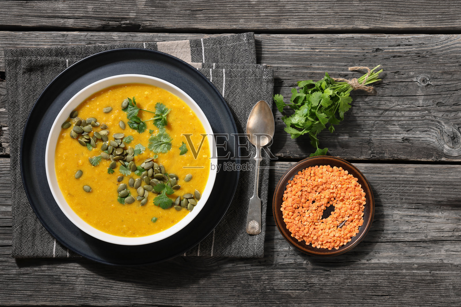 白碗中的南瓜红扁豆汤，俯视图照片摄影图片