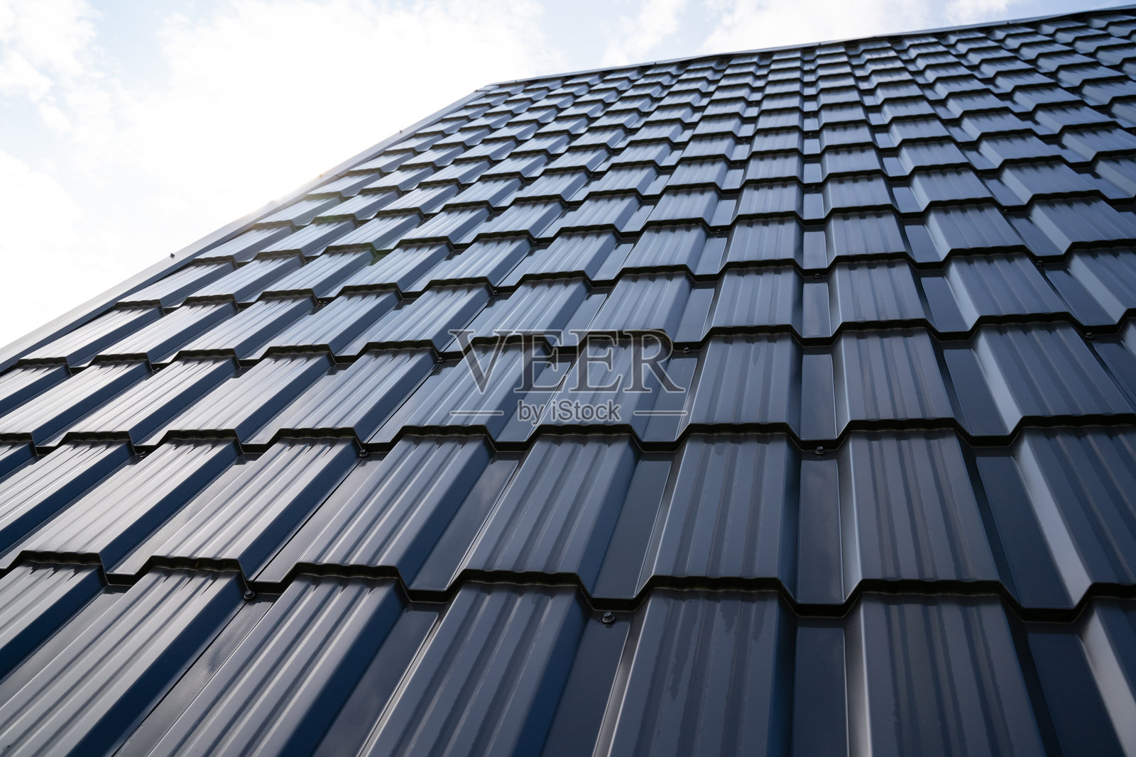 现代金属屋顶提升建筑设计与美学吸引力，创造令人惊叹的结构照片摄影图片