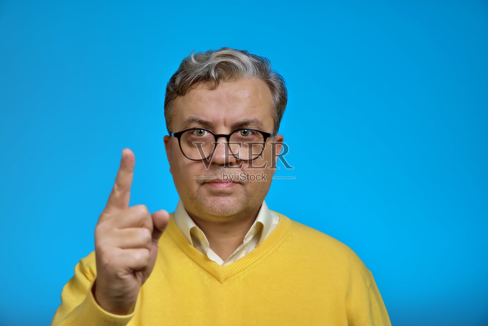 一个中年男子摇着手指照片摄影图片