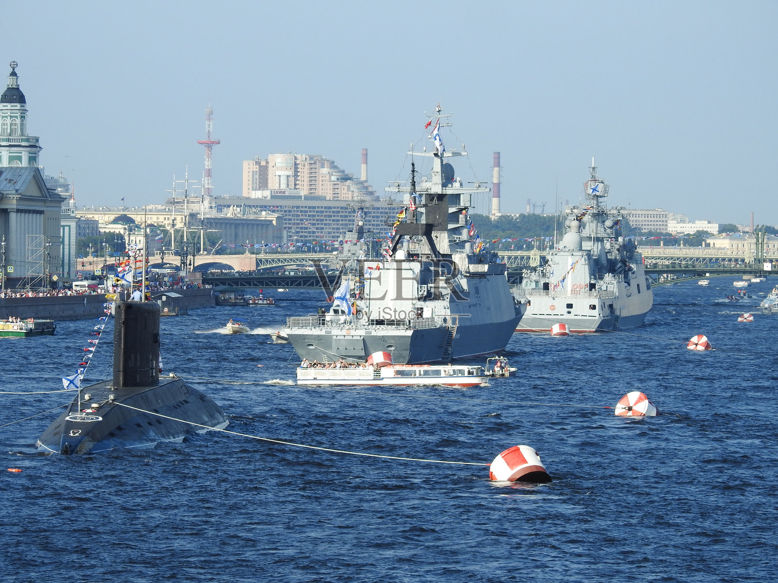 海面上的帆船与晴朗的天空照片摄影图片
