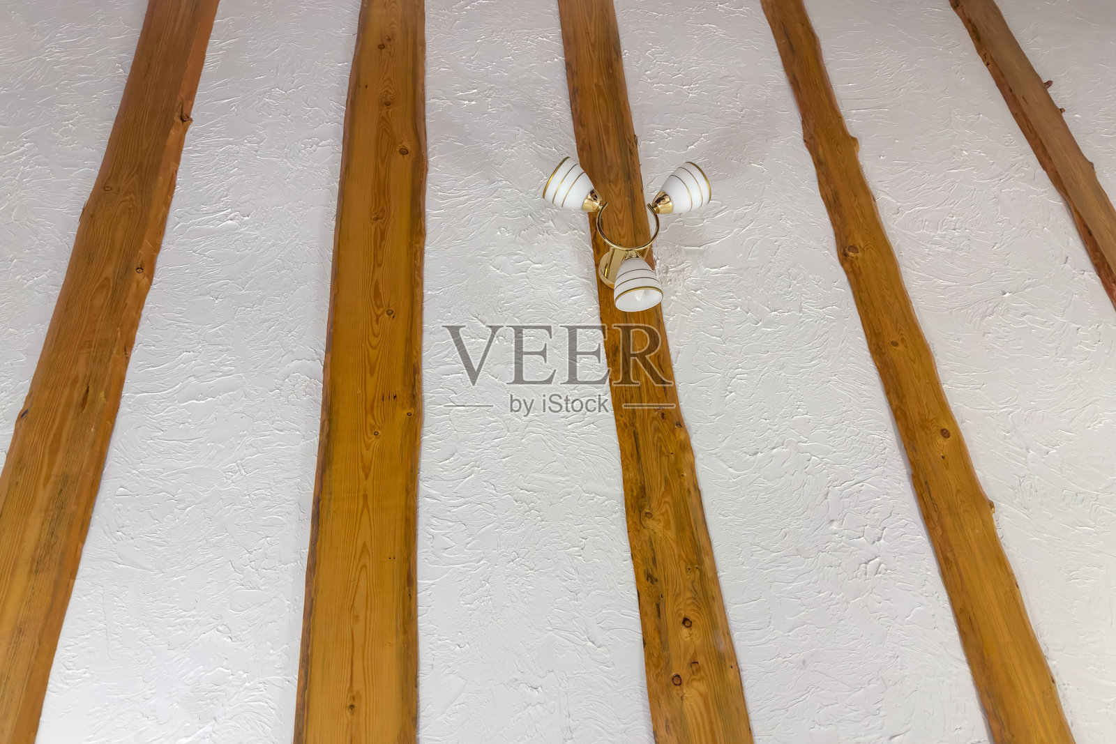 带有天花板灯的天花板，纹理石膏和天然云杉木板照片摄影图片