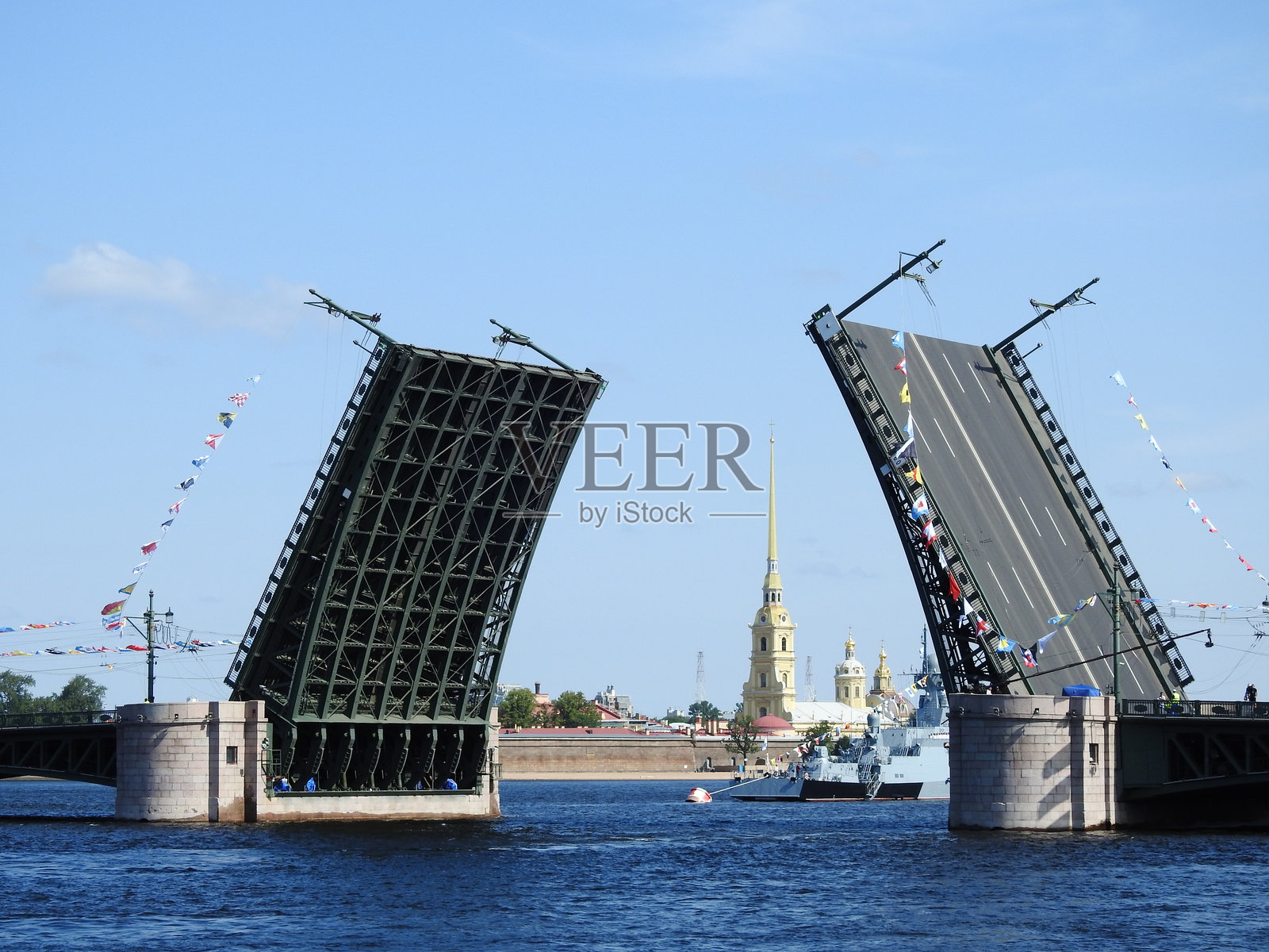 城市河边的可调桥与天空相映照片摄影图片