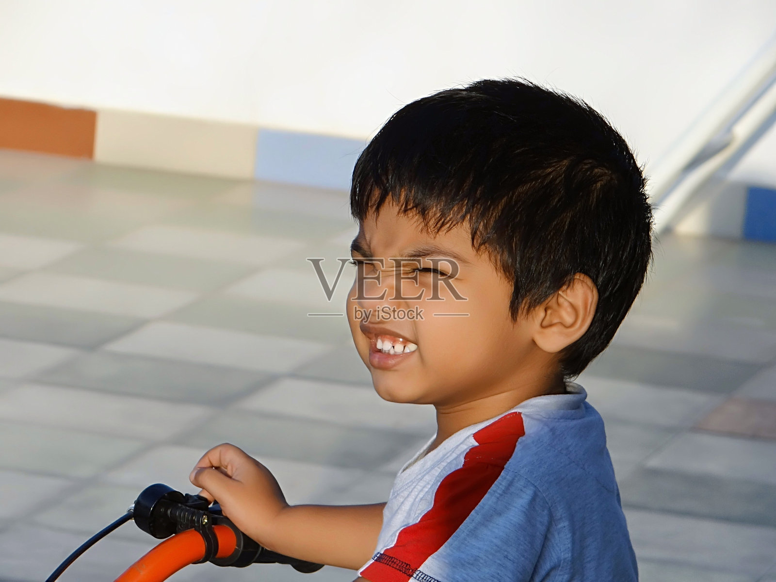 可爱的男孩在户外做鬼脸照片摄影图片