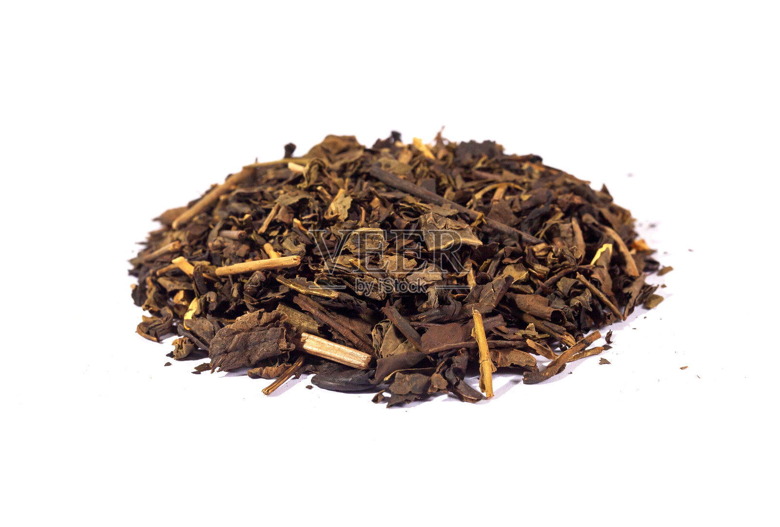 干茶叶在白色背景上孤立。茶是一种含咖啡因的饮料，是通过将茶树（Camellia sinensis）干燥的叶子、芽或叶柄浸泡在热水中制成的。照片摄影图片