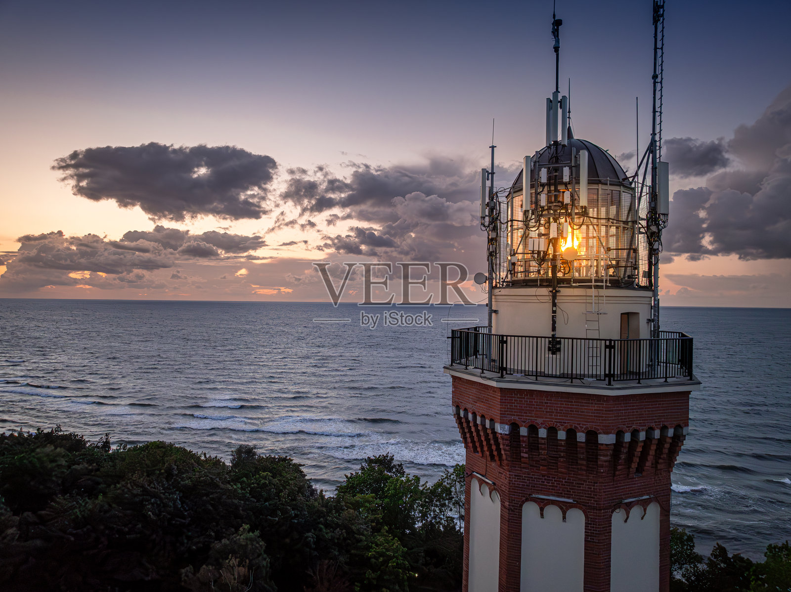 波罗的海灯塔的鸟瞰图，灯光闪烁。照片摄影图片