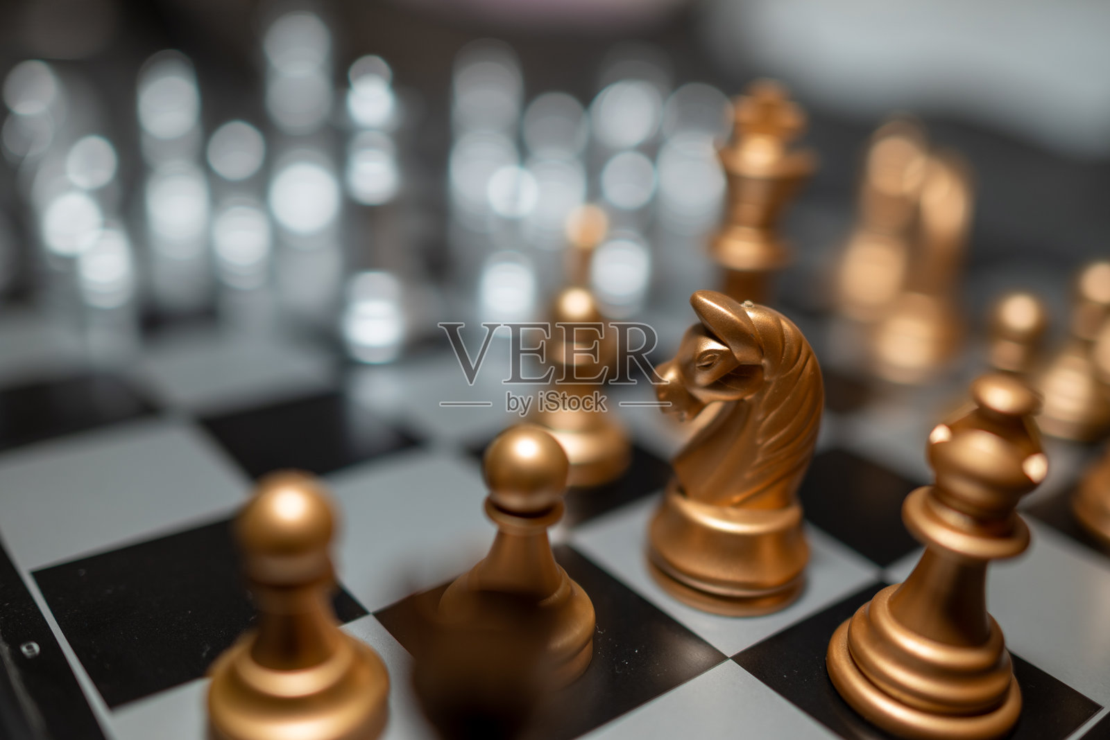 棋盘特写，展示国际象棋棋子照片摄影图片