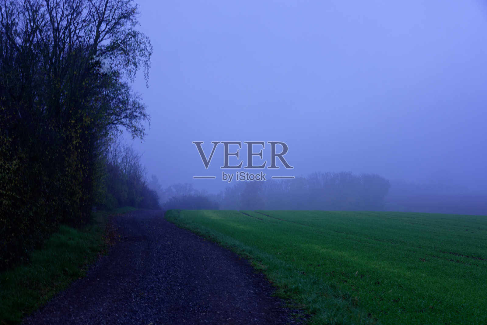 阴霾的秋日云层下，城市外的雾气弥漫照片摄影图片