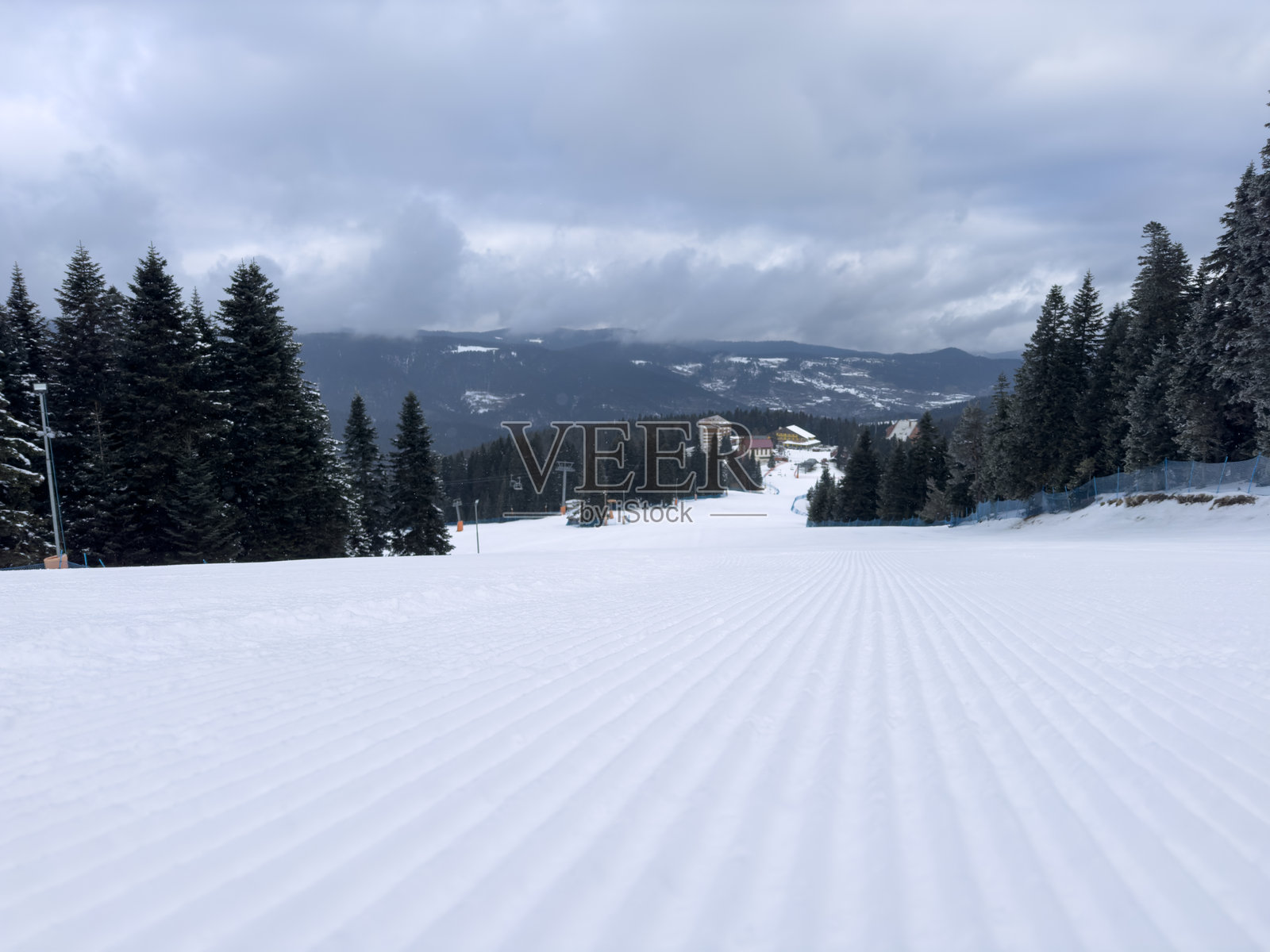 阳光明媚的日子里，新修整的滑雪坡照片摄影图片