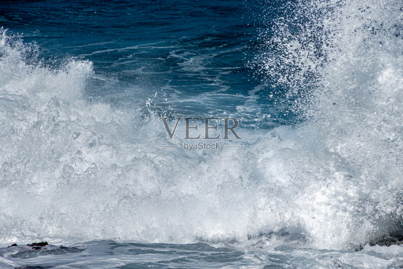 夏威夷群岛毛伊岛的熔岩岩石海岸上巨浪拍打。照片摄影图片