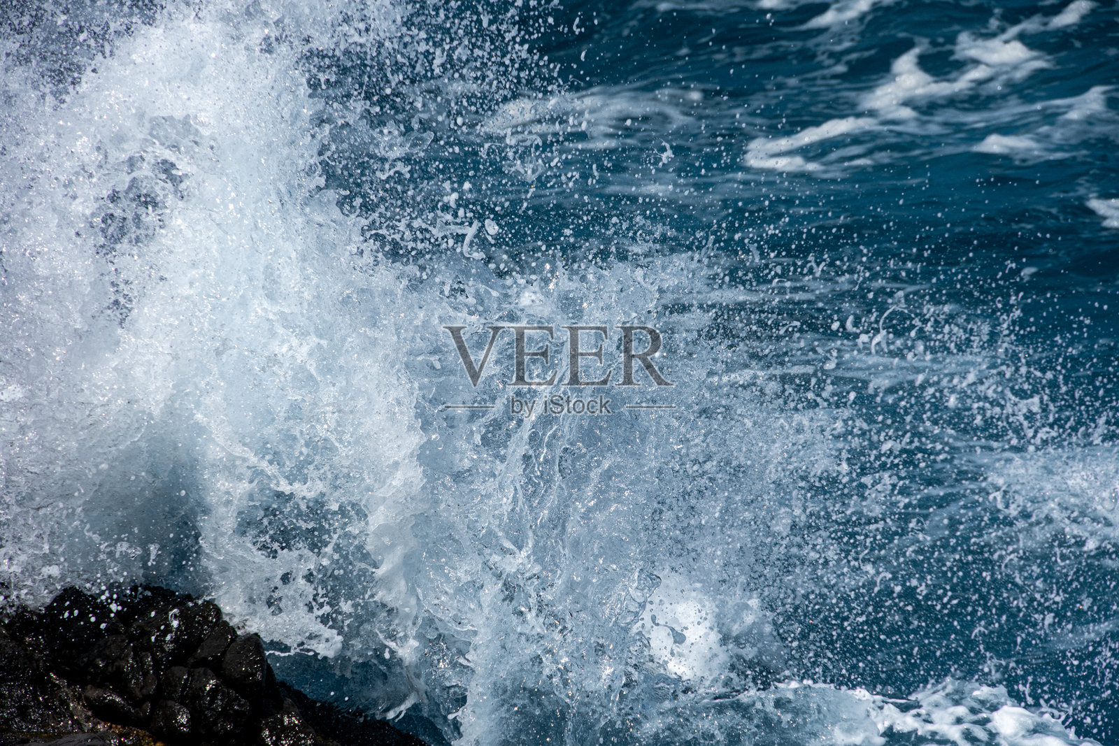 夏威夷群岛毛伊岛的熔岩岩石海岸上巨浪拍打。照片摄影图片