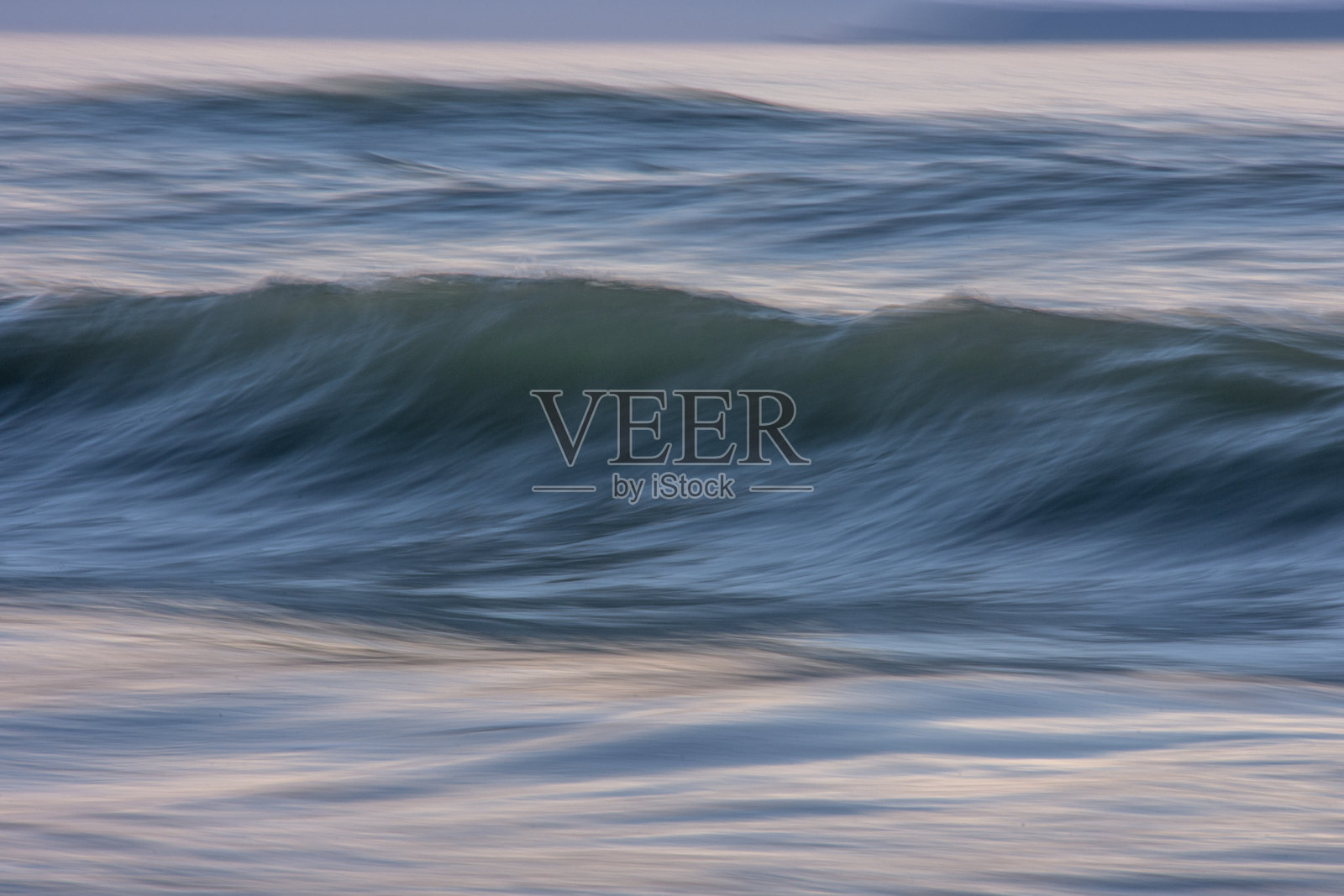 长时间曝光的波浪运动照片，形成模糊的抽象图像。照片摄影图片